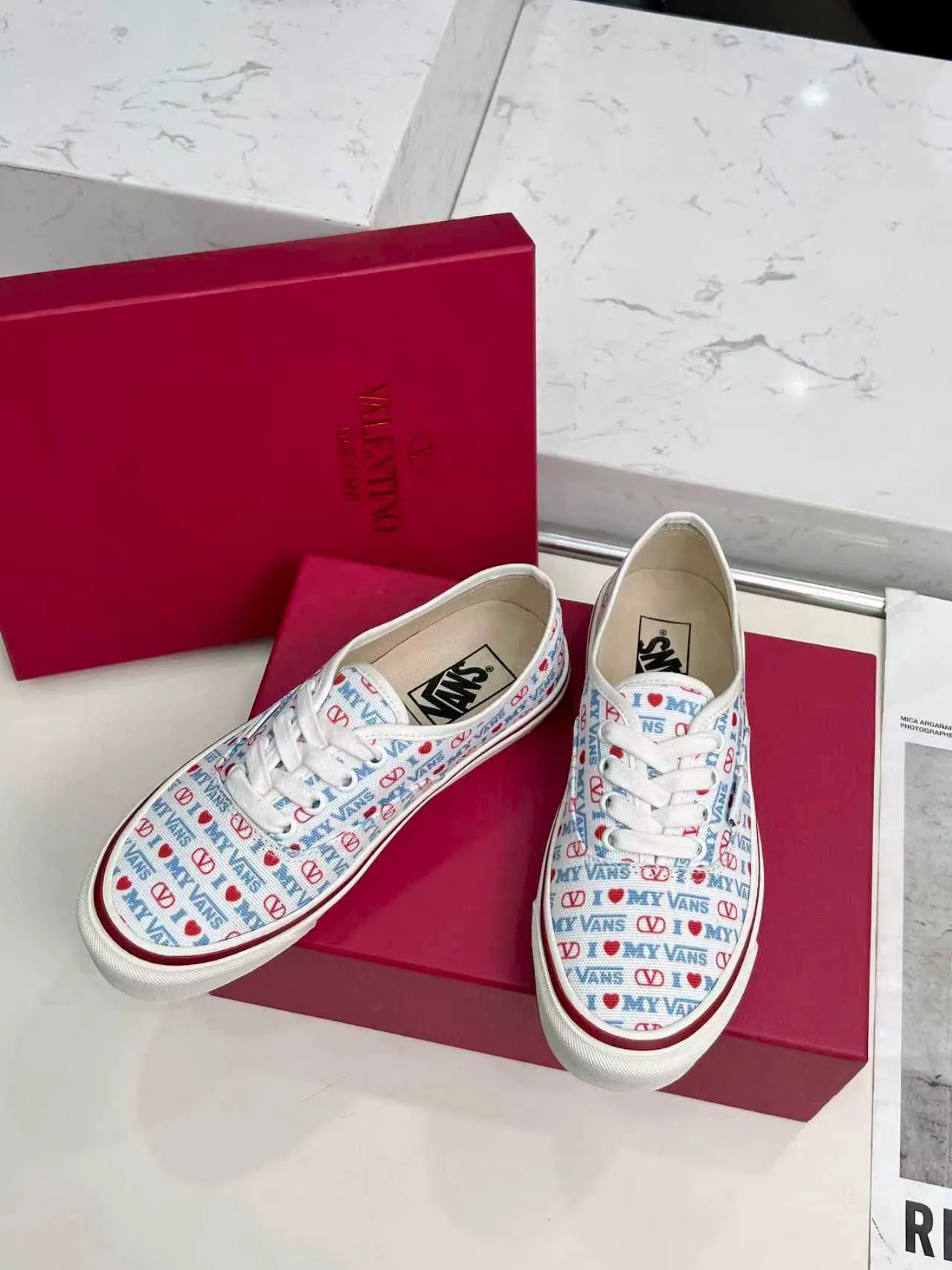 [Valentino Giving classic shoes a personality that spans the ages. Many celebrities - Jolin Tsai. Yang Zi. Liu Wen. Ma Baiquan. Choi Soobin. freen. Song Zuer. JJ Lin. zel. Cecilia Cheung. shark. Xin Yunlai...same style.